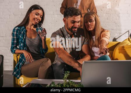 Des professionnels qui travaillent ensemble au bureau avec un ordinateur portable Banque D'Images