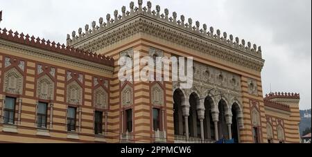 Sarajevo, BiH, 8 mars 2020. Hôtel de ville, Sarajevo, Bosnie-Herzégovine. Vijecnica est la bibliothèque nationale. Le bâtiment le plus grand et le plus représentatif de la période austro-hongroise à Sarajevo Banque D'Images