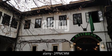 Bosnie-Herzégovine, 8 mars 2020. Ancien bâtiment turc avec fenêtres. Bascarsija, un bazar oriental et un ancien centre historique ottoman de Sarajevo, Bosnie-Herzégovine Banque D'Images