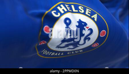 Gros plan sur le drapeau du Chelsea football Club qui agite Banque D'Images