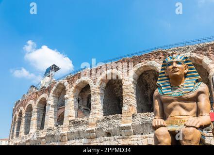 Vérone, Italie - préparer la scène pour la performance de théâtre dans la célèbre Arena di Verona Banque D'Images