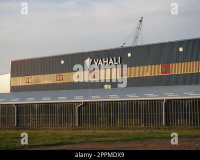 Zasavica, Machvanska Mitrovica, Serbie 30 avril 2021. Chantier naval VAHALI et chantier de réparation navale. Bâtiment industriel. Vue depuis la rue à l'heure d'or. En raison de la grue VAHALI Banque D'Images