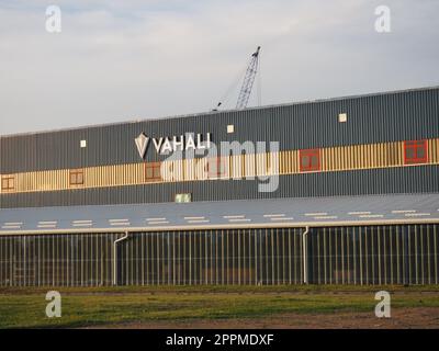 Zasavica, Machvanska Mitrovica, Serbie 30 avril 2021. Chantier naval VAHALI et chantier de réparation navale. Bâtiment industriel. Vue depuis la rue à l'heure d'or. En raison de la grue VAHALI Banque D'Images