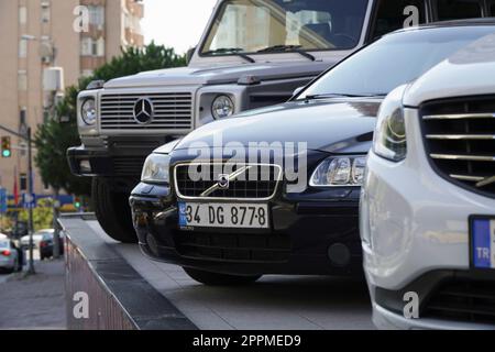 Istanbul, Turquie - 20 août 2017 : deux Volvos et une Mercedes-Benz G sont en vente en extérieur à Istanbul Banque D'Images