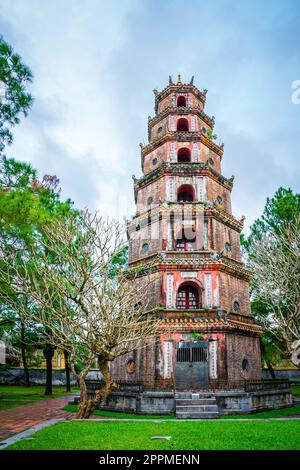 Pagode de sept étages dans le temple de Thien Mu à Hue, Vietnam Banque D'Images