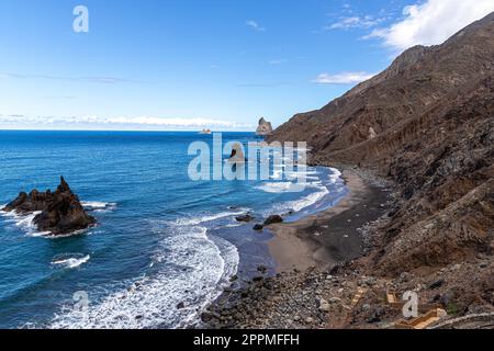 Vue sur Roques de Anaga sur la plage de Benijo Banque D'Images