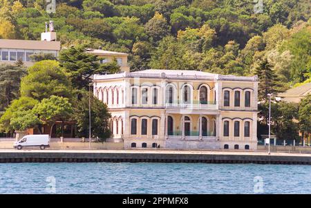 Vue depuis le Bosphore du manoir de Kalender ou maison de plage, quartier de Tarabya, Istanbul, Turquie Banque D'Images