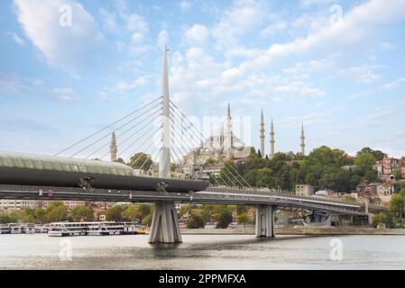 Pont de métro de la Corne d'Or, ou pont Halic, chevauchant la mosquée Suleymaniye, Istanbul, Turquie Banque D'Images