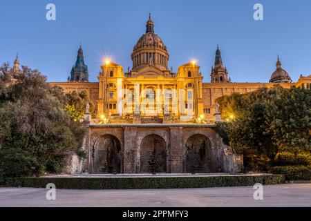 Le Palais national Montjuic à Barcelone au crépuscule Banque D'Images