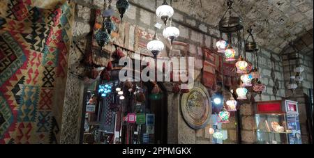 Lampes turques vintage traditionnelles sur fond clair dans la nuit. Lampes et abat-jour en verre coloré sur le marché de Sarajevo, Bosnie-Herzégovine. Vente de souvenirs sur le marché. Banque D'Images