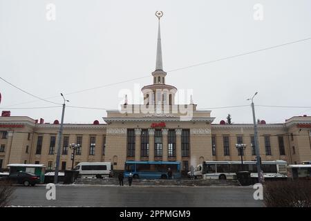 Petrozavodsk, République de Carélie, Russie, 16 janvier 2023. Place Gagarine, avenue Lénine. La vie quotidienne des Russes. Les transports publics et les voitures roulent. Gare ferroviaire. Neige, déneigements et gadoue. Banque D'Images