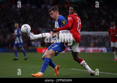 Londres, Royaume-Uni. 23rd avril 2023Solly Mars de Brighton & Hove Albion prend le Tirell Malacia de Manchester United lors du match de demi-finale de la FA Cup entre Brighton et Hove Albion et Manchester United au stade Wembley, Londres, le dimanche 23rd avril 2023. (Photo : Tom West | MI News) Credit: MI News & Sport /Alay Live News Banque D'Images