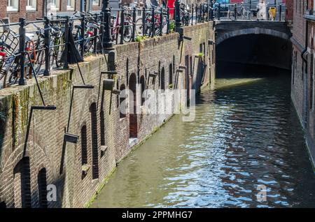 Vélos garés le long du canal à Utrecht, aux pays-Bas Banque D'Images