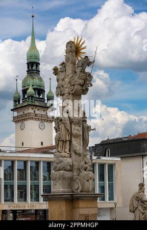 Colonne de la Sainte Trinité du 17e siècle sur le marché du chou et tour de l'ancien hôtel de ville au loin, Brno, République tchèque Banque D'Images