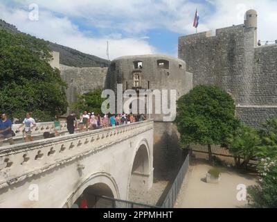 Pile Gate Dubrovnik Croatie août 14 2022 personnes hommes et femmes marchent le long du pont de pierre jusqu'à la porte de la vieille ville. Foule de touristes. Entrée occupée. L'entrée principale de la vieille ville, pile Gate occupé Banque D'Images