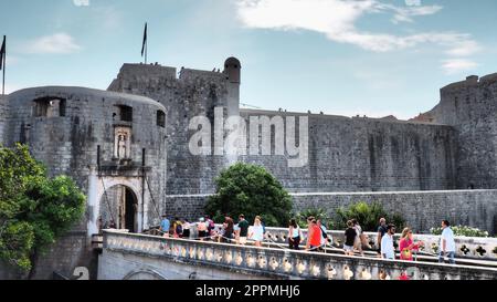 Pile Gate Dubrovnik Croatie août 14 2022 personnes hommes et femmes marchent le long du pont de pierre jusqu'à la porte de la vieille ville. Foule de touristes. Entrée occupée. L'entrée principale de la vieille ville, pile Gate occupé Banque D'Images