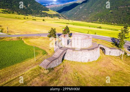 Sanctuaire militaire de Reschenpass dans le village de Burgeis vue aérienne Banque D'Images