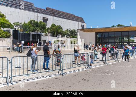 Pèlerins faisant la queue devant la chapelle des apparitions, Fatima, Portugal Banque D'Images