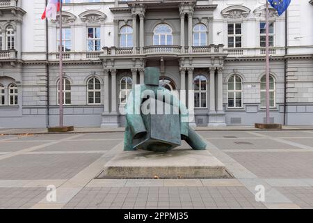 Statue de justice sur la place Morave devant la Cour administrative suprême, Brno, République tchèque Banque D'Images