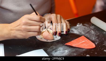 Préparation d'un sandwich vapeur en forme de Père Noël. Banque D'Images