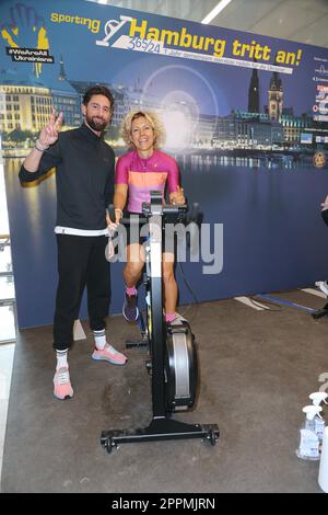 Sebastian Fobe,Annika Zimmermann,Charity cyclisme dans le passage Europa où une ampoule est éclairée avec des ergomètres. L'argent va 1:1 à des projets d'aide ukrainiens en coopération avec l'organisation #WeAreAllUkrainiens,Hambourg Banque D'Images