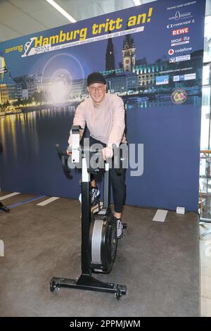 Ivan Klasnic, cyclisme caritatif dans le passage Europa où une ampoule est allumée avec des ergomètres. L'argent va 1:1 à des projets d'aide ukrainiens en coopération avec l'organisation #WeAreAllUkrainiens,Hambourg,09.03.2023 Banque D'Images