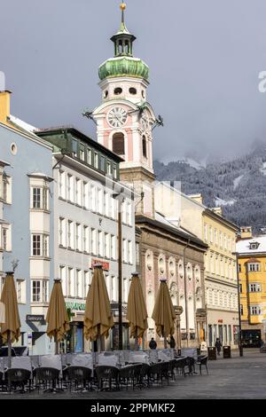 Vue sur la rue Maria Teresa avec la tour de l'église de l'hôpital du Saint-Esprit, Innsbruck, Autriche Banque D'Images