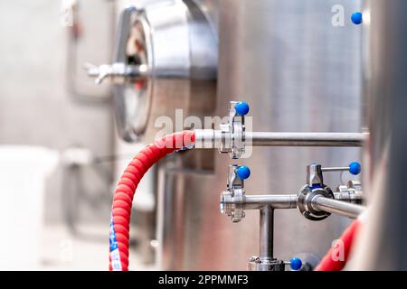 chaudières et récipients en acier inoxydable avec tuyaux pour le brassage de la bière dans une brasserie Banque D'Images