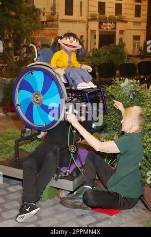 ELIN avec les marionnettistes au travail,présentation de la nouvelle poupée Elin dans 'Sesame Street' - la fille a sept ans et utilise un fauteuil roulant. Pour la première fois, un personnage handicapé renforce la poupée allemande Ensembi Banque D'Images