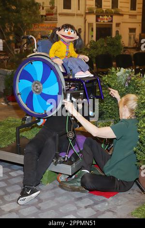 ELIN avec les marionnettistes au travail,présentation de la nouvelle poupée Elin dans 'Sesame Street' - la fille a sept ans et utilise un fauteuil roulant. Pour la première fois, un personnage handicapé renforce la poupée allemande Ensembi Banque D'Images