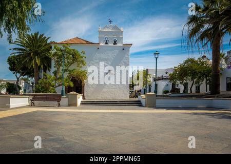 Vue sur l'église de Yaiza et Plaza de los Remedios à Lanzarote, îles Canaries Banque D'Images