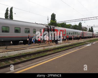 Usman, région de Lipetsk, Russie, 7 août 2021. Gare du chemin de fer du sud-est. La plate-forme avec les gens qui sont descendus du train. Train de voyageurs des chemins de fer russes. Rails et traverses. Escale Banque D'Images