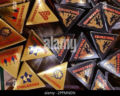 Kiel, Allemagne - 21.Mars 2023 : paquets colorés de chocolat de marque Toblerone vu d'en haut. Banque D'Images