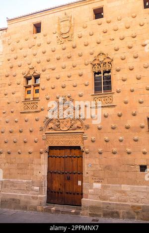 Une des façades du bâtiment Casa de las Conchas à Salamanque (Espagne) Banque D'Images