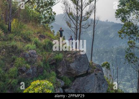 Touristes sur le rocher Ella, un point de vue dans la province d'Uva au Sri Lanka Banque D'Images