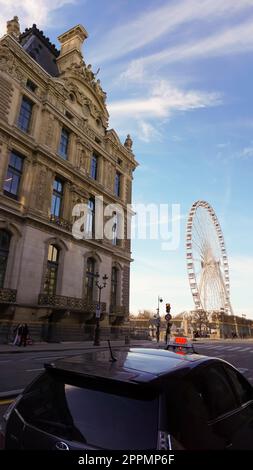 Paris, France - 01 janvier 2022 : grande roue roue roue de Paris sur la place de la Concorde depuis le jardin des Tuileries à Paris, France Banque D'Images