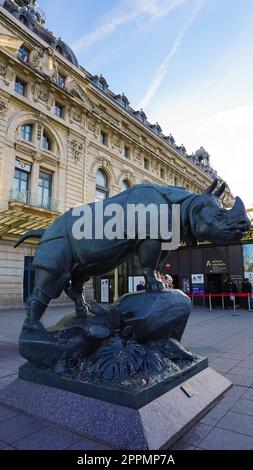 Sculpture près de l'entrée du musée d'Orsay. D'Orsay - un musée sur la rive gauche de la Seine, il est logé dans l'ancienne Gare d'Orsay. D'Orsay détient principalement de l'art français datant de 1848 à 1915. Paris, France. Banque D'Images