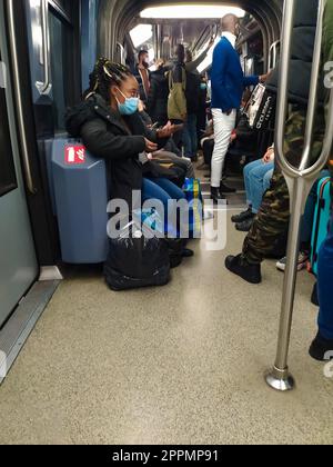 Le métro de Paris arrive à la gare avec foule de gens pendant les heures de pointe Banque D'Images