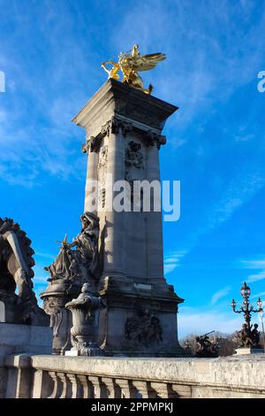 Pont d'Alexandre III pont 1896 enjambant la Seine. Décoration décorée de lampes Art nouveau et de sculptures. Paris. France. Banque D'Images