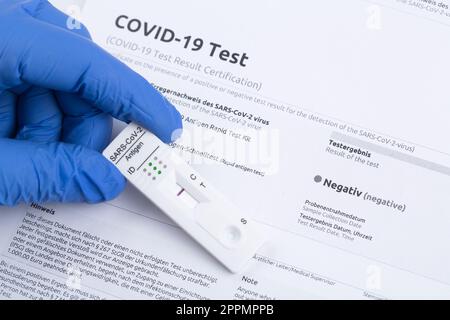 Résultat de test négatif en utilisant un dispositif de test rapide pour COVID-19. Banque D'Images