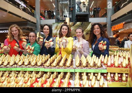 Ilka Petersen, Melissa Ortiz Gomez, Natalia Yegorova, Madita van HÃ¼lsen, Katrin Ingendoh, Vanessa de Lacaze, Charity Osterhasen Verkauf zu Gunsten des Kinder Club Hamburg die sich UM Kinder im Vorschul und Grundschulalter kÃ¼mmert die aus der Ukraine fem Banque D'Images