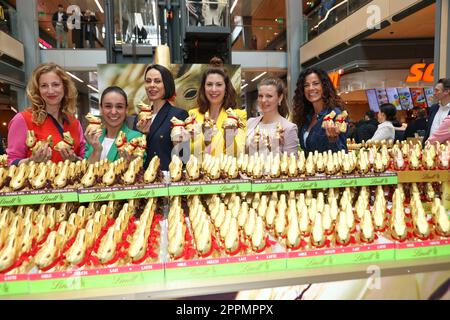 Ilka Petersen, Melissa Ortiz Gomez, Natalia Yegorova, Madita van HÃ¼lsen, Katrin Ingendoh, Vanessa de Lacaze, Charity Osterhasen Verkauf zu Gunsten des Kinder Club Hamburg die sich UM Kinder im Vorschul und Grundschulalter kÃ¼mmert die aus der Ukraine fem Banque D'Images