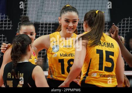 ISTANBUL, TURKIYE - 27 NOVEMBRE 2022: Zehra Gunes dans Vakifbank vs Turk Hava Yollari Turk Sultans League match dans Vakifbank Sport Hall Banque D'Images