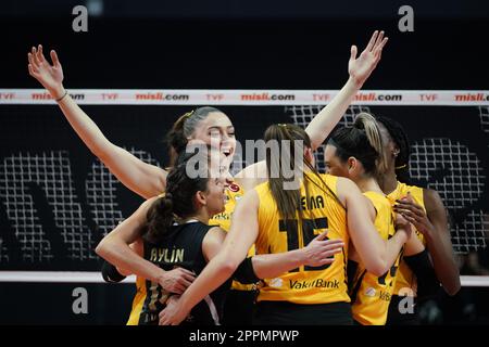 ISTANBUL, TURKIYE - 27 NOVEMBRE 2022 : les joueurs de Vakifbank célèbrent le point de score lors du match de la Turk Hava Yollari Turkish Sultans League dans Vakifbank SP Banque D'Images