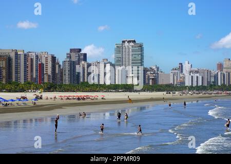 SANTOS, BRÉSIL - 16 MARS 2023 : Praia do JosÃ© Menino Beach, Santos, Brésil Banque D'Images