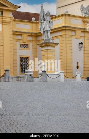 Abbaye baroque de Melk sur la colline au-dessus de la ville, entrée principale, Melk, Autriche Banque D'Images