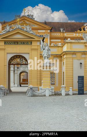 Abbaye baroque de Melk sur la colline au-dessus de la ville, entrée principale, Melk, Autriche Banque D'Images