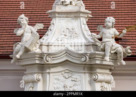 18e statue de St. Johannes Nepomuk Statue sur la place principale du marché (Hauptplatz), Melk Autriche Banque D'Images