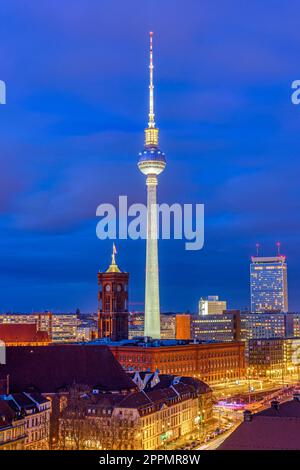 La célèbre tour de télévision dans le centre-ville de Berlin la nuit Banque D'Images