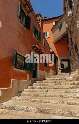 Belle ruelle dans la vieille ville de Rovinj Banque D'Images